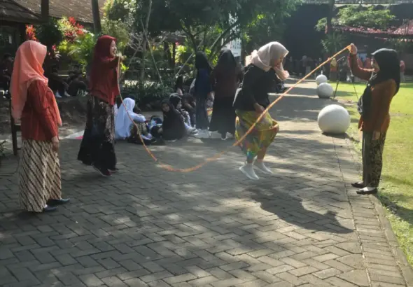 karakter-positif-siswi-mtsn-5-kediri-bermain-dolanan-tradisional-lompat-tali-di-halaman-madrasahnya-kegiatan-ini-menjadi-media-belajar-yang-menyenangkan-HMNWU