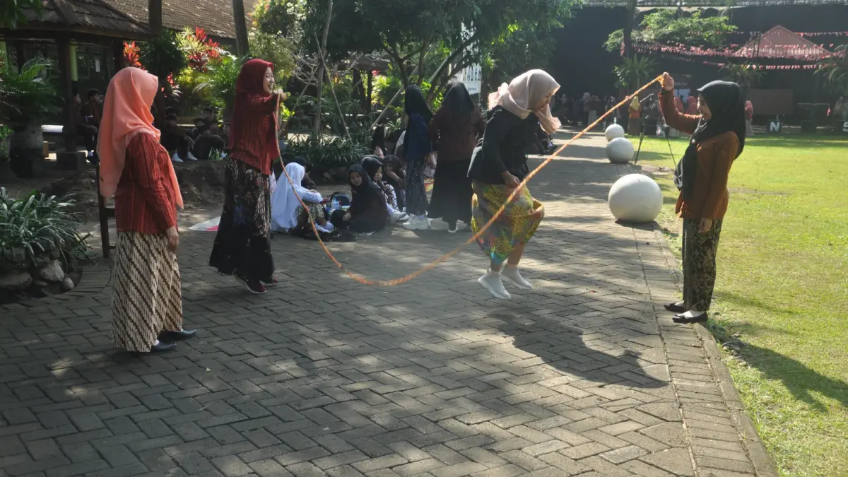 karakter-positif-siswi-mtsn-5-kediri-bermain-dolanan-tradisional-lompat-tali-di-halaman-madrasahnya-kegiatan-ini-menjadi-media-belajar-yang-menyenangkan-HMNWU